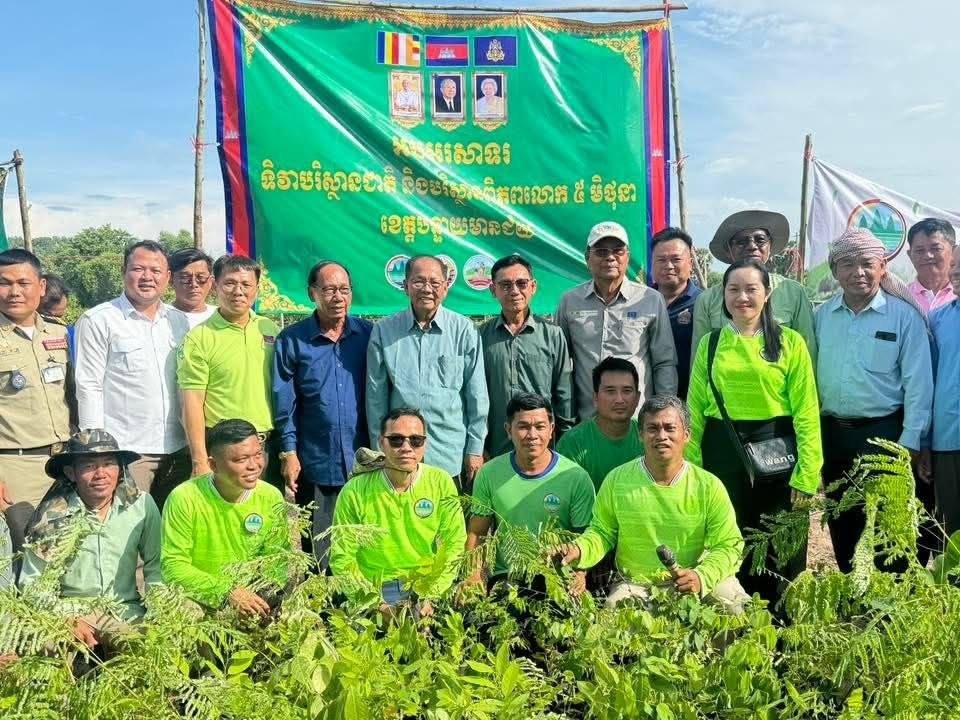 Senatecambodia's tweet photo. ០៥.០៦.២០២៦ ឯកឧត្តម ឈើយ ចាន់ណា អញ្ជើញចូលរួមដាំកូនឈើ ដើម្បីអបអរសាទរទិវាបរិស្ថានពិភពលោក និងទិវាបរិស្ថានជាតិ https://t.co/skJEKW0MT1