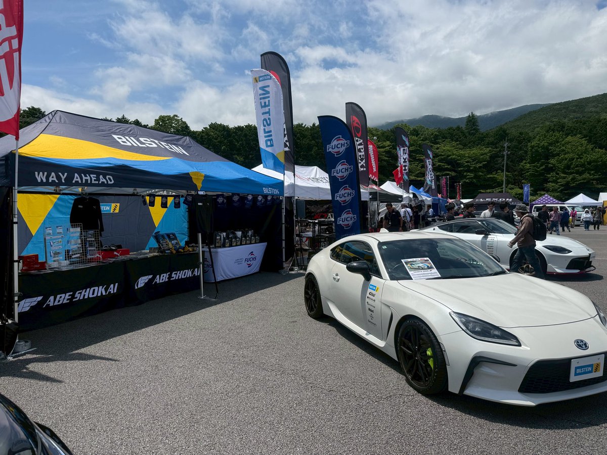 AbeFuchs's tweet photo. 今日はS耐フジ24時間レース
イベント広場で出展してます
ブースに遊びにきてださいね！
そしてFUHCSは
今年もこの3チームと一緒に
レースを走ります
決勝レースはこの後15時スタート
みなさん24時間戦えますか？😆
#TKRI
#KTMS
#SHADERACING
#S耐
#FUJI24h
@SuperTaikyu_STO https://t.co/4q8PEImiDQ