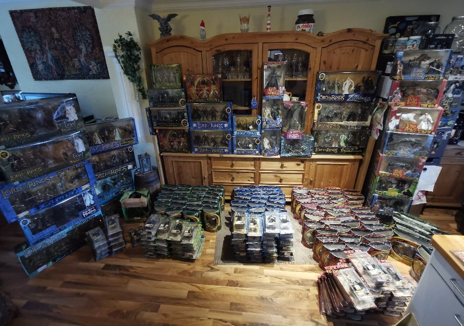 skywise63's tweet photo. Ich gehe gerade meine Herr der Ringe Boxen von Toybiz durch, weil ich überlege, die zu verkaufen. 
Eine der seltensten,  müsste diese Box aus Kanada sein. 

Falls jemand eine Idee hat, was die bringen kann?

#Herr_der_Ringe #Toybiz #Lord_of_the_Rings #HdR #LotR #Hobbit #TFotR https://t.co/VcoFsmCB9O
