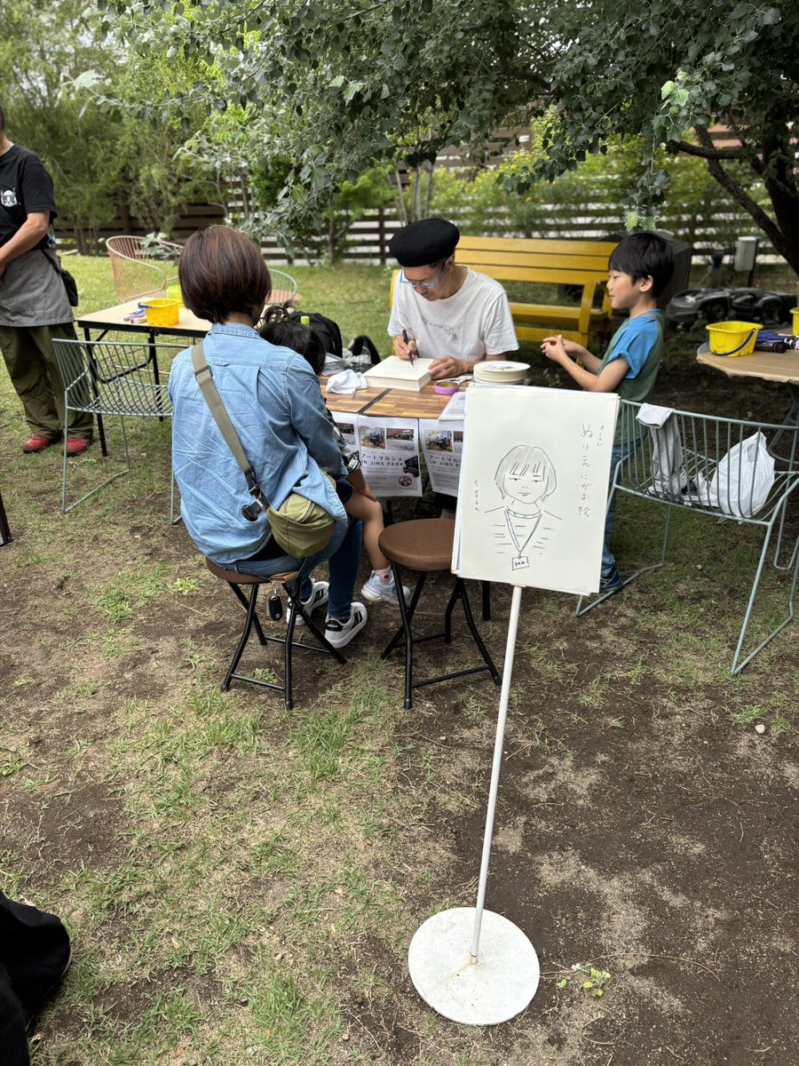 PyzKb's tweet photo. 今日はJINS Park前橋にてアートマルシェが開催されていました　目玉の似顔絵コーナーは人気を集めていました
フィロスあけぼのさんのマドレーヌはとても美味しそうで一揃え買ってしまいました
ここは買いたいものがたくさんです　毎年平均工賃を五千円ずつ上げている注目株の施設ですね
榛名ベーカリーさんからは、しいたけです
メインのパン類は次回の��楽しみにします
ほしの子さんからは洒落たトートバックを買いました
えがおさんからは米粉の食パンを買いました　とても気さくなり施設長さんでした
他の就労継続支援B型もたくさん出店していました
お客さんは次から次へと来て盛況でした
今日の午後4時までやっているようです
#アートマルシェ
#JINSpark前橋
#フィロスあけぼの