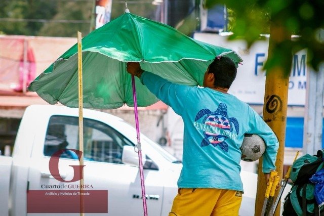 CuartodeGuerraT's tweet photo. #FotoNota 🎭⚽🔪

Tlaxcala, Tlax.- Mientras el semáforo marca la espera, él convierte el crucero en un escenario. Con una sombrilla equilibrada sobre la frente, un balón girando en lo alto y machetes que se mueven con precisión entre sus manos, este artista urbano desafía la gravedad y el riesgo para ganarse el sustento diario.

Cada cambio de luz representa una oportunidad. Entre el tráfico, las prisas y el ruido de la ciudad, su espectáculo recuerda que detrás de muchas presentaciones callejeras hay horas de práctica, esfuerzo y la búsqueda constante de salir adelante.

📸 Daniel González // EsImagen Tlaxcala