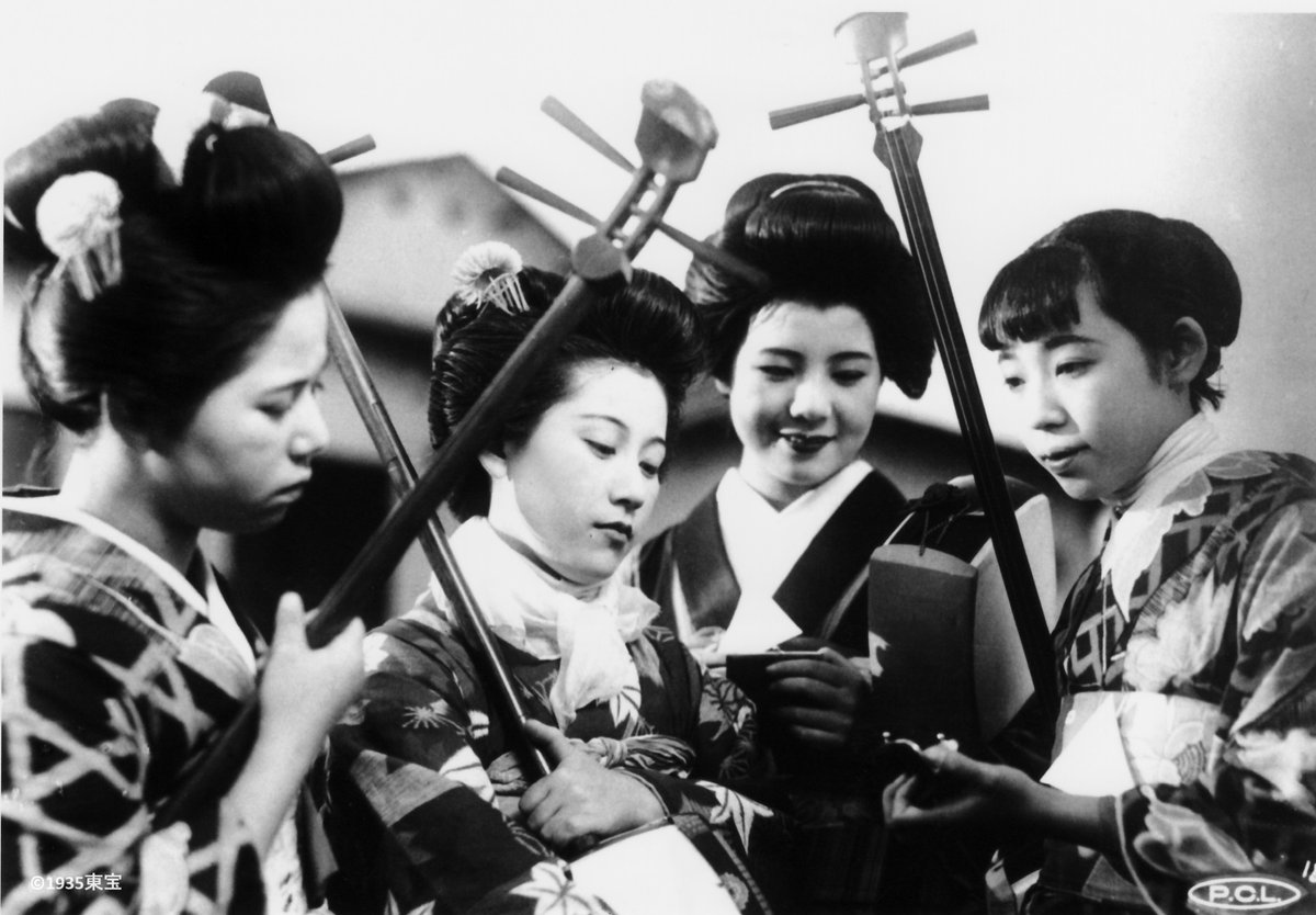 benchangk's tweet photo. 「乙女ごころ三人姉妹」成瀬巳喜男(1935年)

成瀬巳喜男トーキー第一作。

毒親にこき使われる門付け(繁華街の三味線流し)の姉妹の話で、長女の細川ちか子は反抗して不良になり出奔、しかし肺病の滝沢脩とひっそりとアパート暮らしをしている。次女堤真佐子は門付けを貰われてきた養女たちと頑張って浅草の飲食店で邪険にされながらも健気に働く。三女梅園竜子は浅草のレビューの踊り子として大手の料理屋の若旦那大川平八郎とラブラブ中。
その三姉妹の姉妹愛と儚い運命を描いてと言うと良く出来てるようだけど、脚本はいろいろ雑でそれほど面白くは無い。

だけど次女堤真佐子の薄幸ぶりは似合っているし、昭和10年代の浅草の光景や風俗が見れるだけでも貴重。
あと随所に挟まれる回想のカットバックなど映画の語り口は上手い、さすが職人監督成瀬巳喜男というところも楽しめる。

#乙女ごころ三人姉妹
#成瀬巳喜男