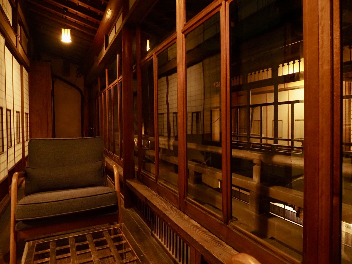 ropross's tweet photo. 古い建築の宿に泊まるときには、夜になりより一層情緒を増した建物を撮り歩くのが楽しみ

この雰囲気、たまらないわー

🏡旅館 美保館
🗓️5/21 https://t.co/mJ8soAYP1L