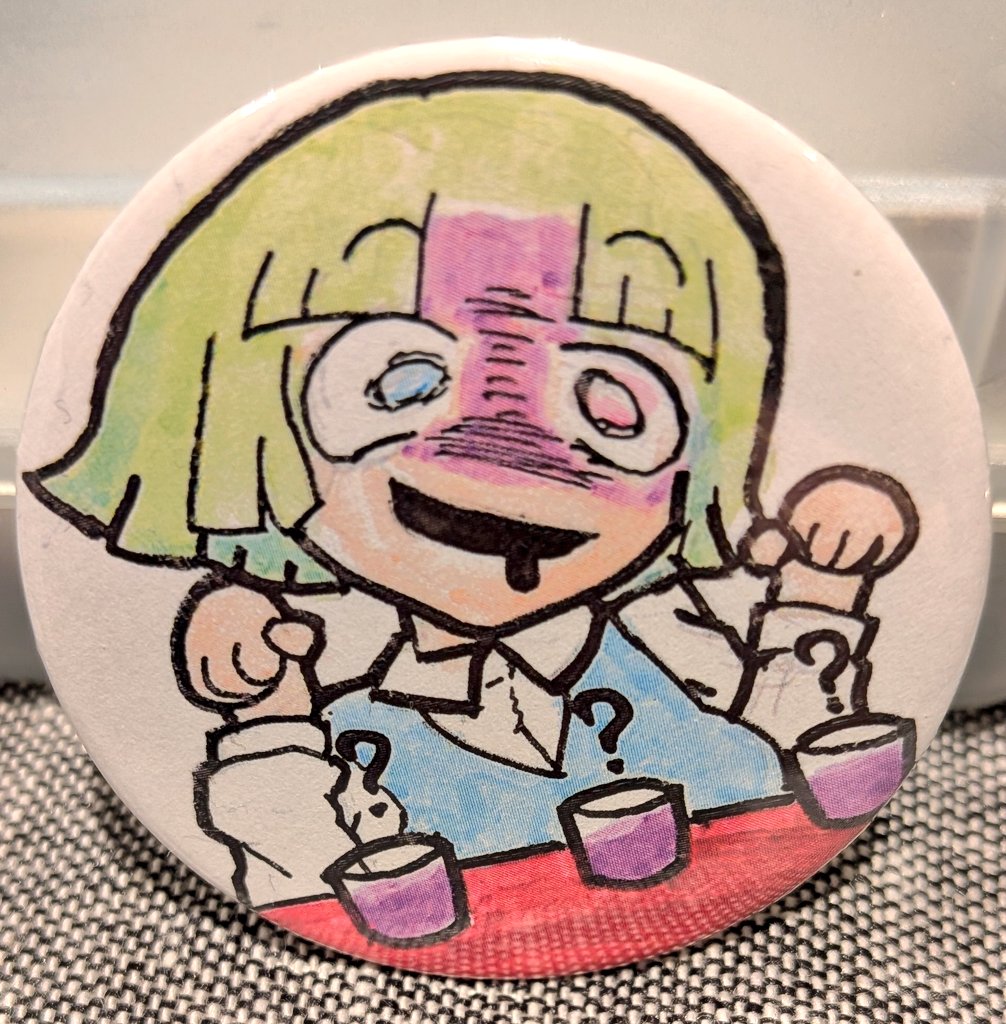ULTIMISIAss's tweet photo. [ゆる告知]
5/31れみむら14にて頒布開始した
よくわからない缶バッジ
新絵柄も少しだけ加えて
6/23(火)通販開始致します。

送料のほうが高い？そんなー。 https://t.co/ZEq2IX9uKX