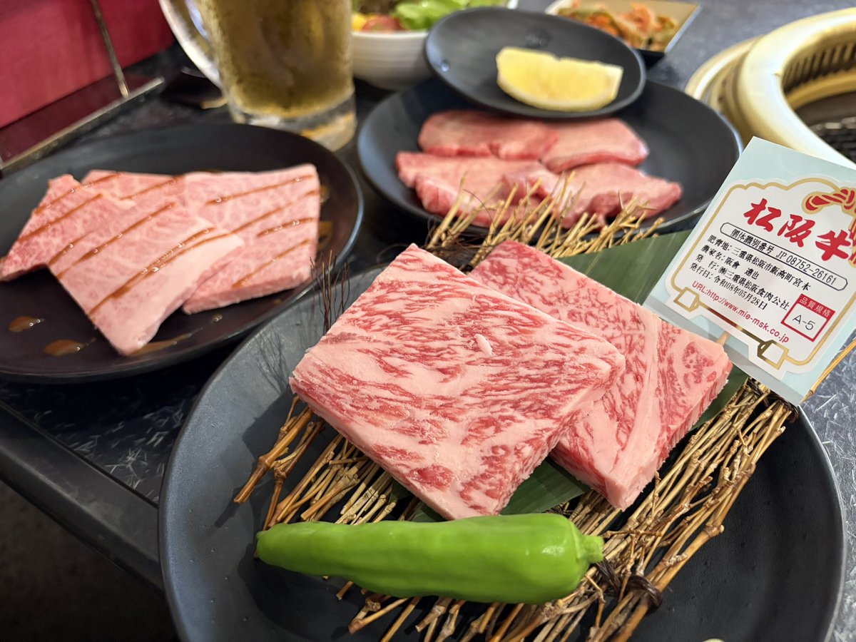 justkeepbuying_'s tweet photo. 伊勢駅についてまず最初に訪れたのは…

松坂牛一升びんさん！コイツはやべぇ。量より質とはこのこっちゃ！

焼肉はポン酢派の僕だけど最後の一枚まで美味しかったなぁ〜まだまだ食べたかったけど、この後もたくさん食べるぞw
＃三重
#一升びん
#松坂牛 https://t.co/J0xQcnzg3z
