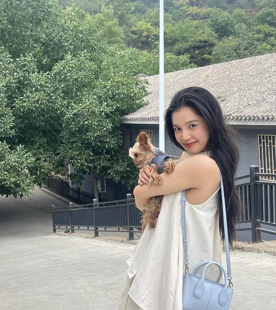 crbfvs's tweet photo. douzai has the prettiest mom 🫶🏻 #zhangjingyi https://t.co/78VM1Z1edN