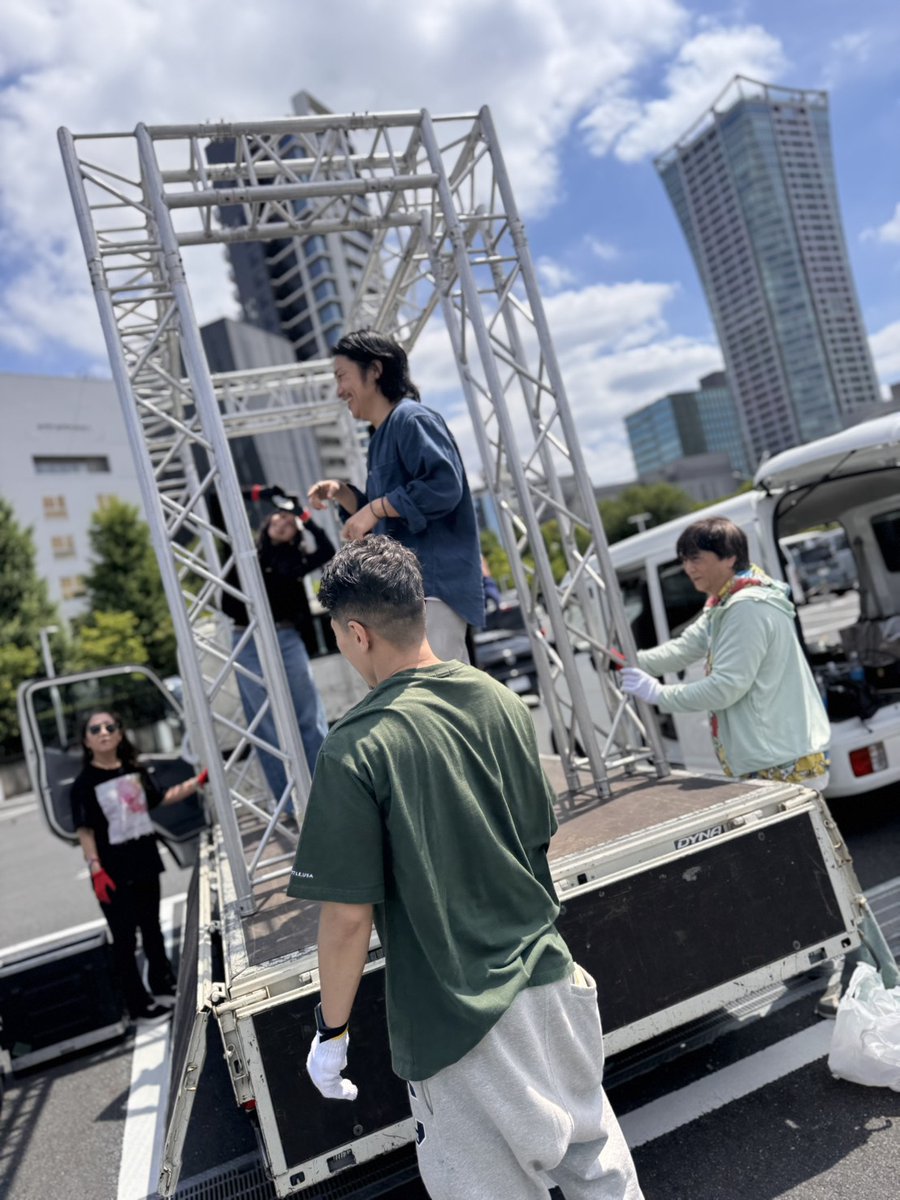 grammy526's tweet photo. ╭━━━━━━━━━━╮
　 GRAMMY TOKYO　
　パレード準備中🏳️‍🌈　  
╰━━ｖ━━━━━━━╯
実はグラミーのパレードはスタッフ皆の手作りです！
出展にあたり日本LGBTサポート協会様@yesgenderlessに
特別協力いただきました！
パレード準備お手伝い頂いてます💖
本当にありがとうございます！ https://t.co/5B8fXgKEZn