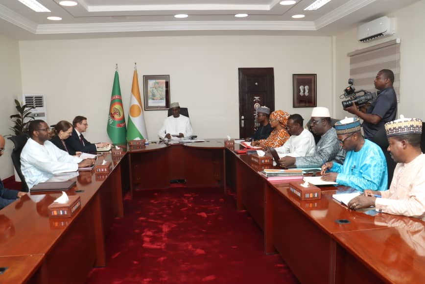 NigerAr's tweet photo. Coopération: Une délégation du FMI reçue par le Premier Ministre nigérien

Le Premier Ministre Ali Mahamane Lamine Zeine a reçu, dans l’après-midi de ce vendredi 5 juin 2026, une délégation du Fonds Monétaire International (FMI), conduite par son Directeur Adjoint pour le Département Afrique, M. Vitaliy Kramarenko venu accompagner la  nouvelle cheffe de mission de l’institution au Niger.

Au cours de la rencontre, “nous avons discuté de l’état de la coopération très étroite et fructueuse qui existe entre le FMI et le Niger. Le Premier Ministre nous a informés des progrès importants que le pays a fait dans la réalisation du programme du gouvernement en ce  qui concerne le développement économique, social et financier” a déclaré devant la presse, le responsible du FMI à sa sortie de l’audience.

Ce programme du gouvernement, a t-il fait savoir, “ est soutenu par une facilité de crédit du FMI et on a déjà décaissé 305 millions de dollars dans ce cadre”.

“La revue du programme a été complétée au mois de mars et le Niger a démontré des capacités importantes d’implémenter les réformes et d’accélérer le développement du pays” a poursuivi M. Kramarenko.

Par ailleurs, a-t- il indiqué, avoir  »continué la discussion sur les horizons à venir et les perspectives économiques du Niger avec des échanges notamment basés sur comment maintenir la croissance robuste, maîtriser l’inflation et acheminer de plus en plus de moyens pour améliorer la vie des Nigériens ordinaires”.