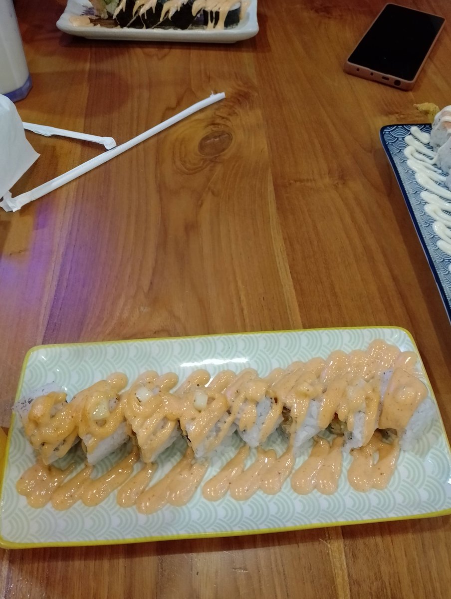RealDhyra's tweet photo. Kemaren makan sushi naik 10% mengikuti bahan pangan yg naik (sampe ada pemberitahuan di mejanya, aku foto ga kesimpen di galeri) bjngn emang si gendut sialan, gak voting ikut kena imbasnya https://t.co/dMd7zXvRns