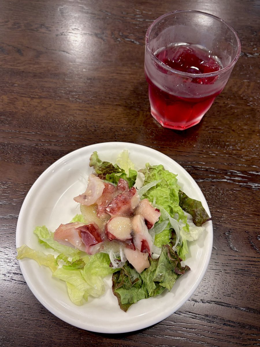 curryfield's tweet photo. タコのマリネも生パスタの茄子アラビアータもソーセージも安定の美味さだけど、追加した塩キャラメルソースのスフレパンケーキだけはなぜか写真詐欺な上に全く美味しくない。一体どしたん？ https://t.co/MEVPV5VC8Q