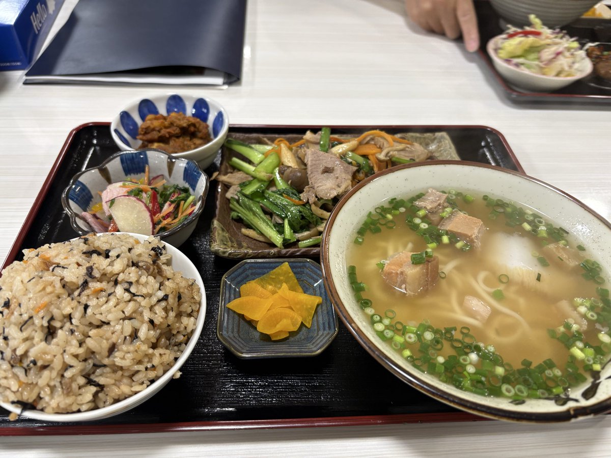 asakaakie's tweet photo. 今からくわっちー食堂で
八重山そば食べるよー！！
ちっちとアケさんとあき恵ちゃん https://t.co/WHZ4R2gXpP