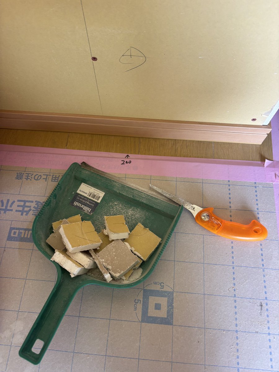 hide240densetsu's tweet photo. 大工さんが片付けしてる横でボード開口
印が最高過ぎる🥹 https://t.co/qGcxkUd8Im
