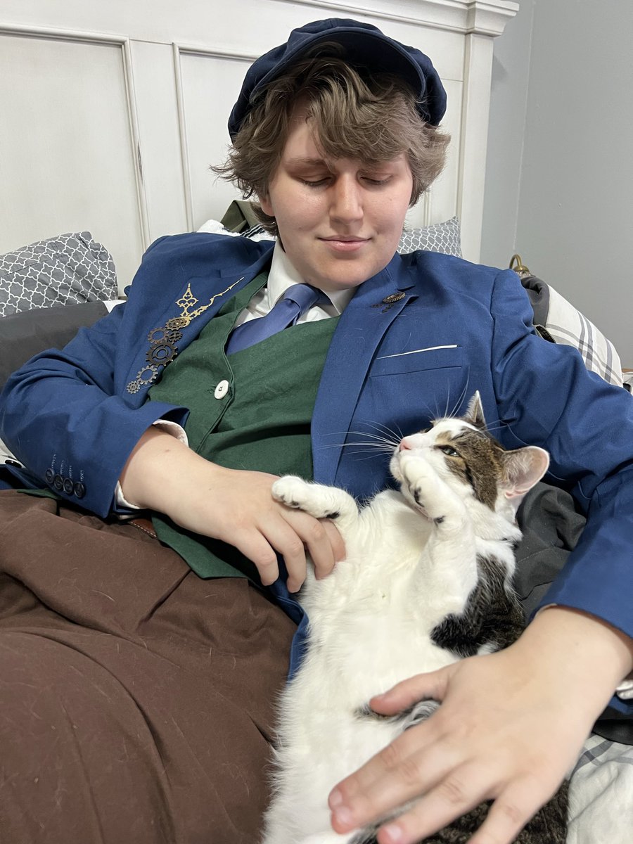 8trackaxolotl's tweet photo. I’ll cosplay Clive soon as I have every summer for 6 years straight.. https://t.co/tXvMXuOaxb