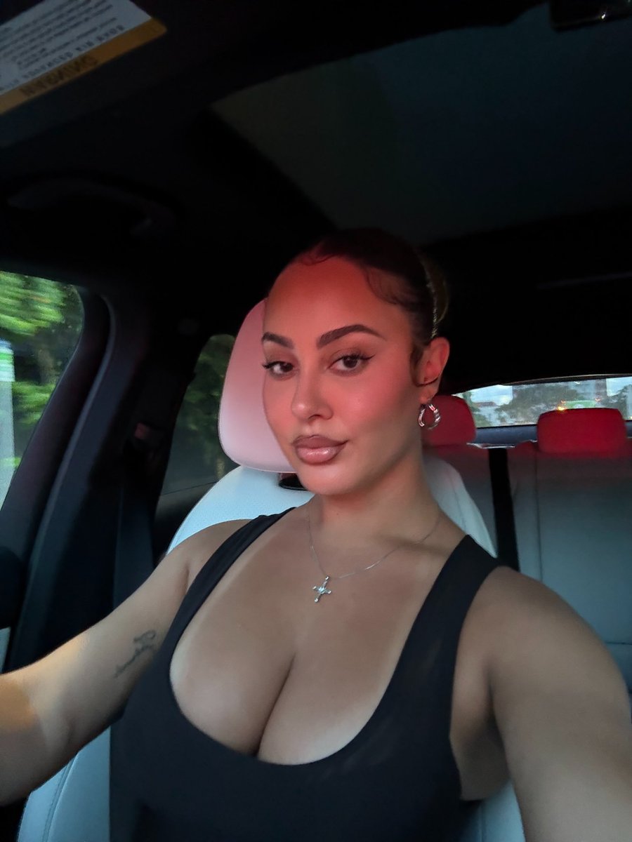 yaznkno's tweet photo. carselfieholic https://t.co/W9rOs61AlY