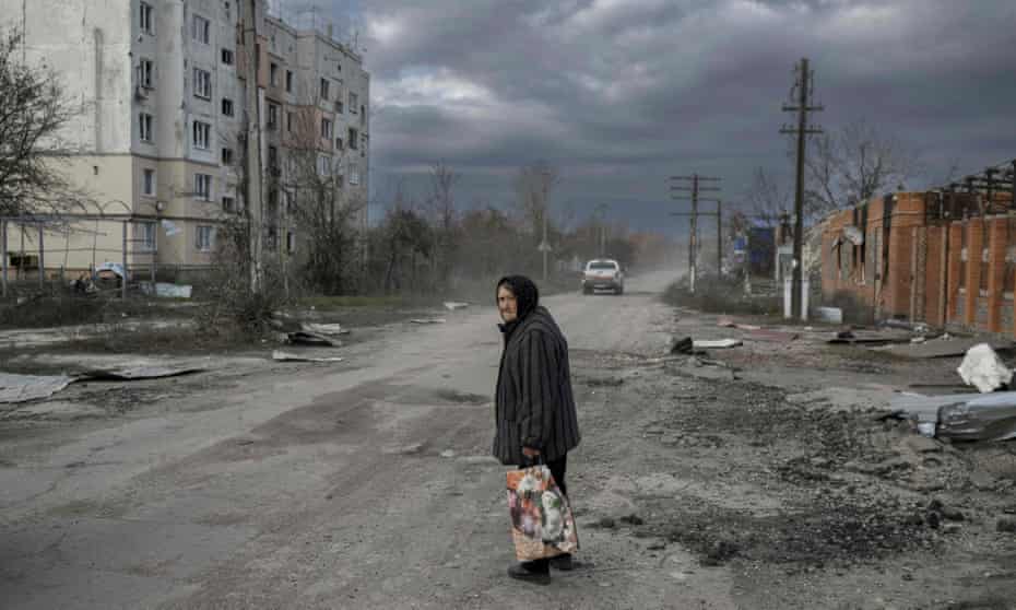 NAFOvoyager's tweet photo. Oleshky are blocked again.

New harrowing details from locals:

"We were bringing humanitarian aid and food into the city. People went ahead to check the road — and that’s where an explosion happened.

Then came a series of blasts, one after another. The vehicles stopped, and no one knew where else the road was mined — even the roadside turned out to be deadly.

The wounded were pulled out and rushed away as fast as possible. Some didn’t make it to the hospital. Others were saved at the very last moment.

After that, every attempt to enter or leave failed again — the road simply doesn’t let anyone through. The city is cut off again."