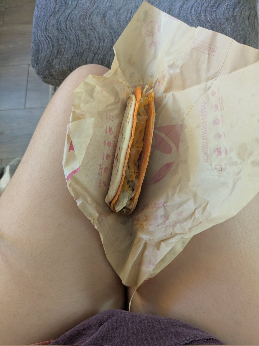MsBerryTwisty's tweet photo. I had taco bell the other day! It was delicious! 🤤 

#tacobell #thighs #hand https://t.co/ahmgcUxnMK