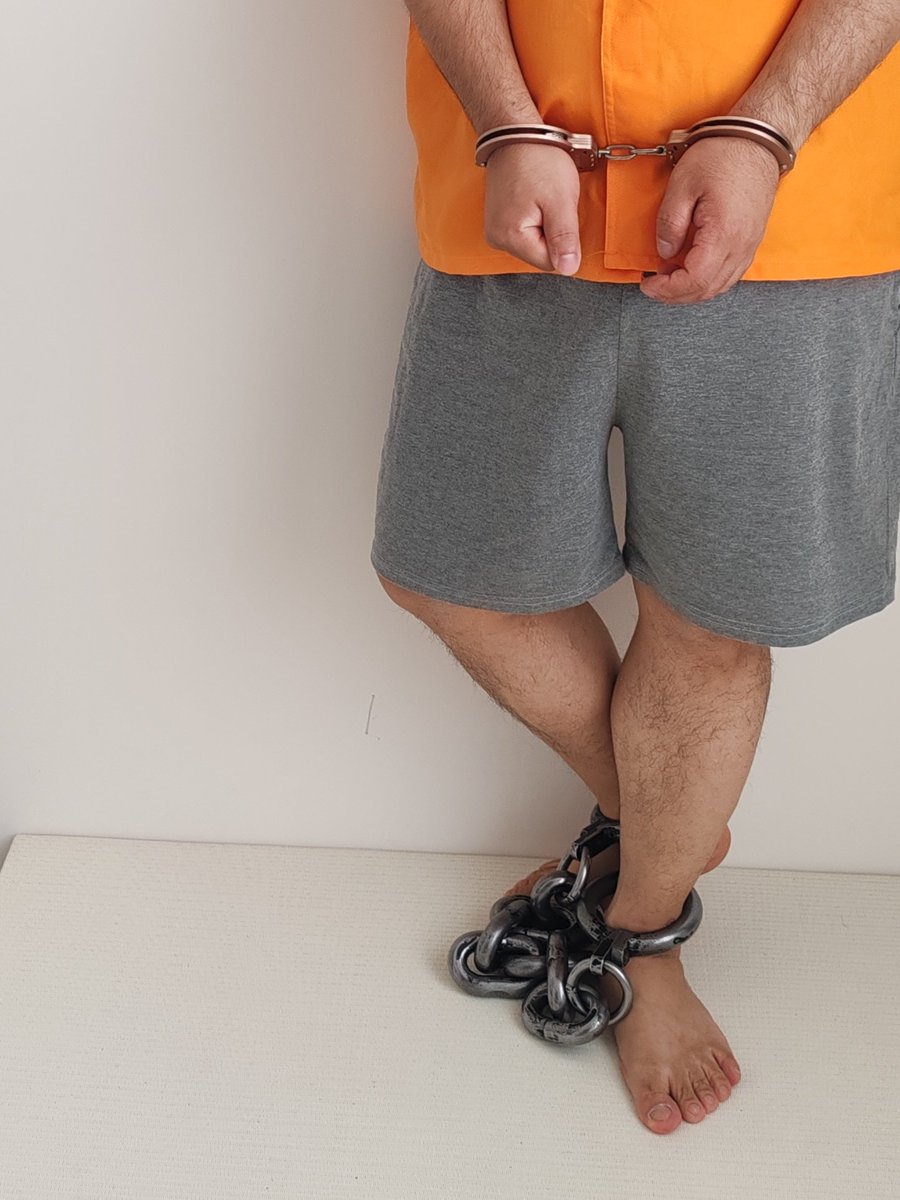 tianyi85763700's tweet photo. 橙色囚服+ #手铐 +沉重 #脚镣 ,冰冷的锁链压不住内心对自由的渴望。你最想打破的人生枷锁是什么?👇
#自由 #打破枷锁 #BreakingChains #UnchainYourself #InnerFreedom #心灵解放 #社会正义 #PrisonReform
#shackles #囚犯 #罪犯 #光脚 #cosplay https://t.co/XwLL7AnrVD