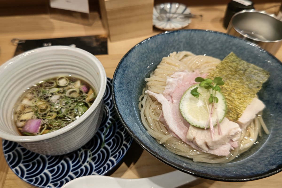 take88Kten's tweet photo. 麺屋啜る初訪。
お目当ての昆布水つけ麺1000円を大盛+150円で。
まずは麺をそのまま。
次は藻塩で。
そして無料アイテムの鰹節で。
どれもウマー。
最後はつけ汁にドボン。
さらにウマウマー！
和牛ラーメンとかやってるのでインバウンド向けの店かと思って敬遠してましたがこれは再訪確定です！ https://t.co/8MUJL4dTTV