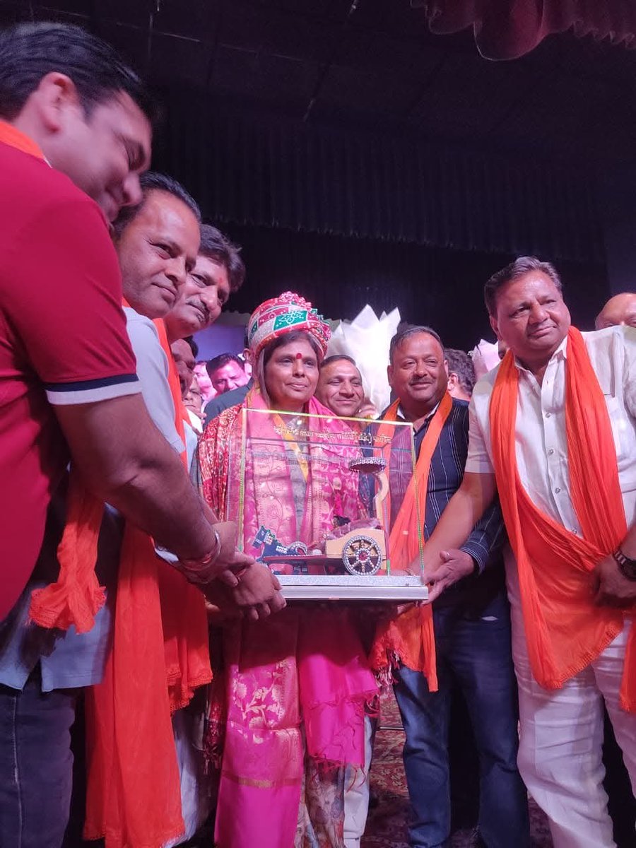 BJP4Haryana's tweet photo. एस.डी. विद्या मंदिर, सेक्टर-12 में अग्रवाल समाज द्वारा आयोजित सम्मान समारोह में भाजपा हरियाणा की नवनियुक्त प्रदेशाध्यक्ष @bjparchanagupta जी का भव्य स्वागत एवं सम्मान किया गया।

अग्रवाल समाज द्वारा किया गया यह सम्मान संगठन के प्रति समर्पण, नेतृत्व क्षमता एवं जनसेवा के मूल्यों के प्रति विश्वास का प्रतीक है।