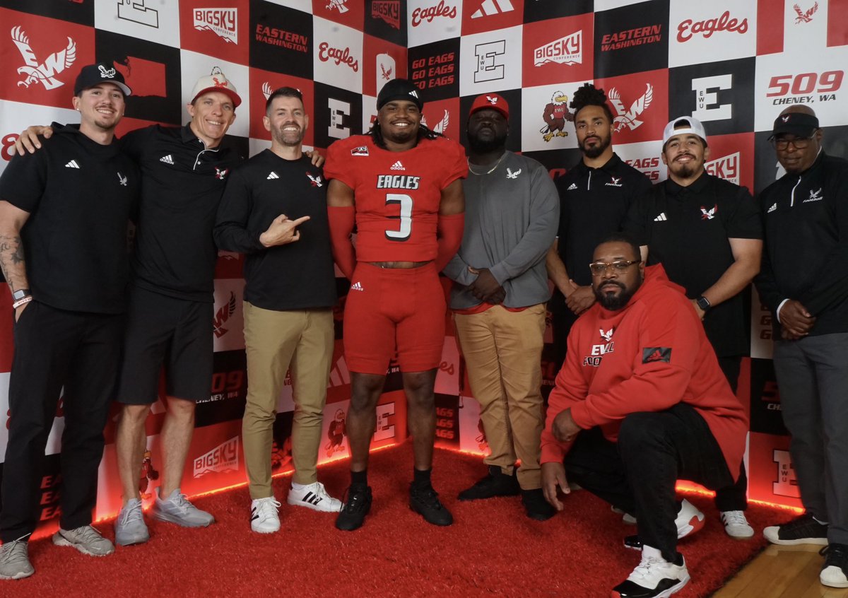 RCCTigerFB's tweet photo. RCC Bloodline! Once a Tiger always a Tiger. If you survived offseason &amp; summer workouts,  30 110s! You earned the right to call yourself a Tiger. Congratulations to our latest signings. Stay tuned for more Tigers signings! @MattEskridgeII @_Rayymondd @sha_Heem5 @CoachPaychek https://t.co/ran8b4KMST