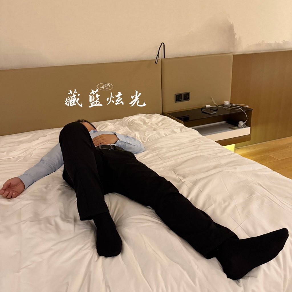 andypowerzz's tweet photo. 失去意识的西装男。瘫软的身体拖到床上，脱去皮鞋，换上灰色丝袜 https://t.co/HzzCadQqlT