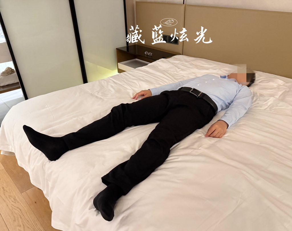 andypowerzz's tweet photo. 失去意识的西装男。瘫软的身体拖到床上，脱去皮鞋，换上灰色丝袜 https://t.co/HzzCadQqlT