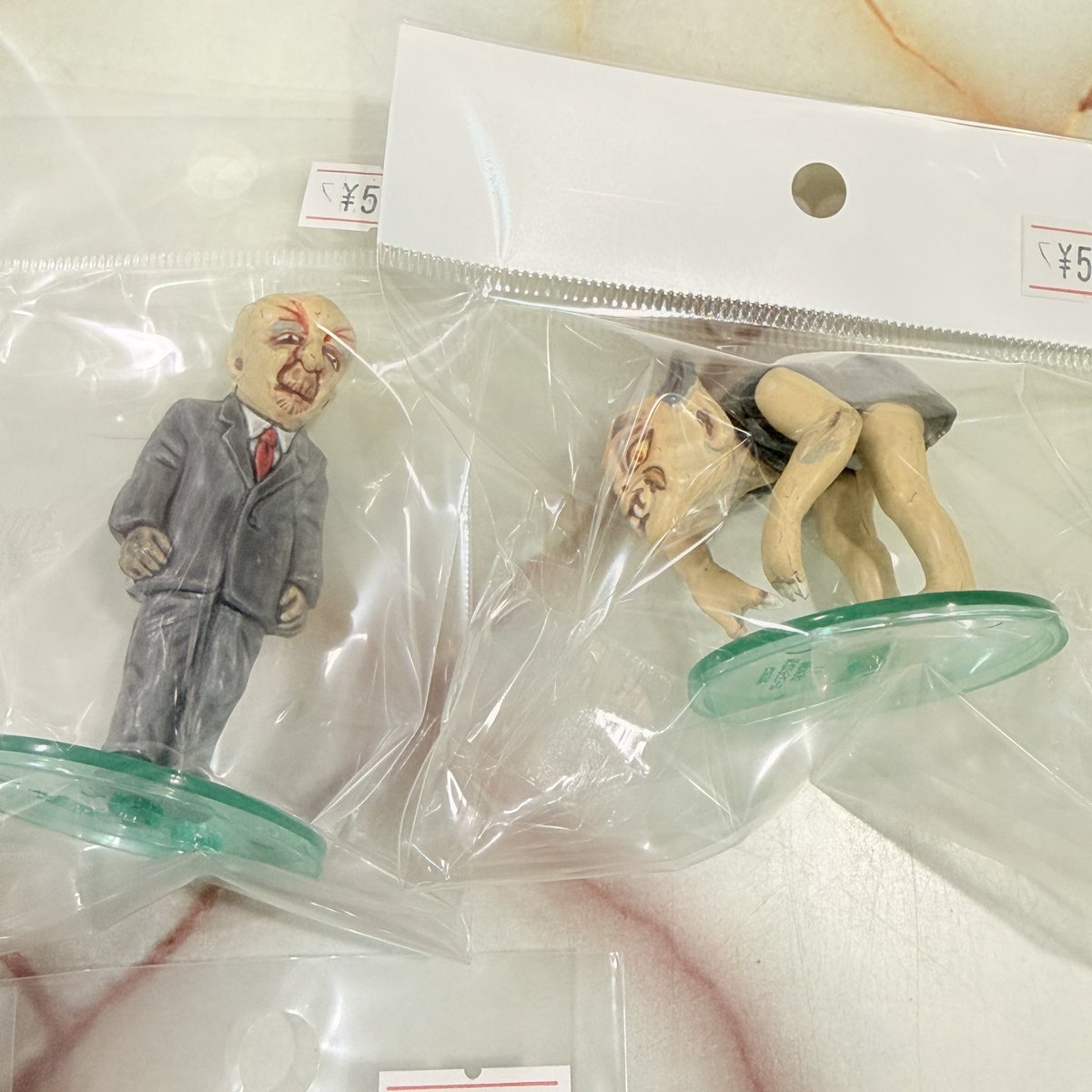 TreasureOffff's tweet photo. 👻【入荷情報】👻

水木しげるの妖怪シリーズ
「妖怪事典」「ゲゲゲの鬼太郎」
入荷しました！
各500円💫
レア妖怪が紛れている可能性も…！  

早い者勝ちです💨
気になる方はお早めにご来店ください！

#ゲゲゲの鬼太郎 #水木しげる #妖怪事典 https://t.co/IRw3QUXjEZ