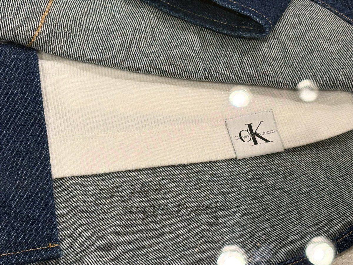 btsjinlovearmy's tweet photo. 今回のイベで行けないグクペンさんに取り急ぎこちらを早く見せてあげたい。
実際イベで着用したCKの服‼︎
左がRolling Stonesの雑誌撮影時の服。
右は皆さんご存知寺田倉庫のイベの服。首まできっちりボタンを閉めていたけど中にリブタンクを着ていたみたい✨
#CKJK #JUNGKOOKxCALVINKLEIN https://t.co/xj8z0c15Wy