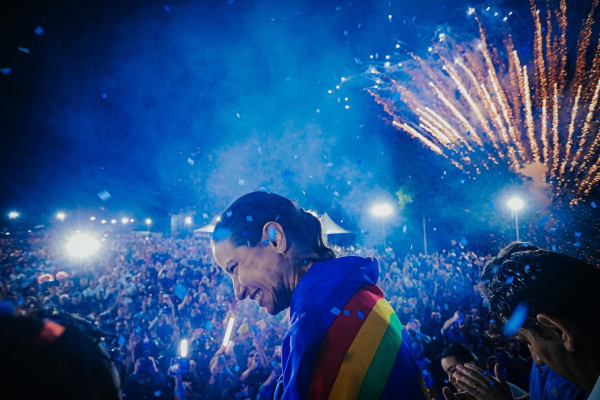 raquellyra's tweet photo. A força da Mata Norte de Pernambuco. Essa noite linda que vivi junto com vocês vai ficar pra sempre na memória e no coração. Obrigada, Paudalho! 💜🚀

📸: Janaína Pepeu https://t.co/MHfiHpe68l