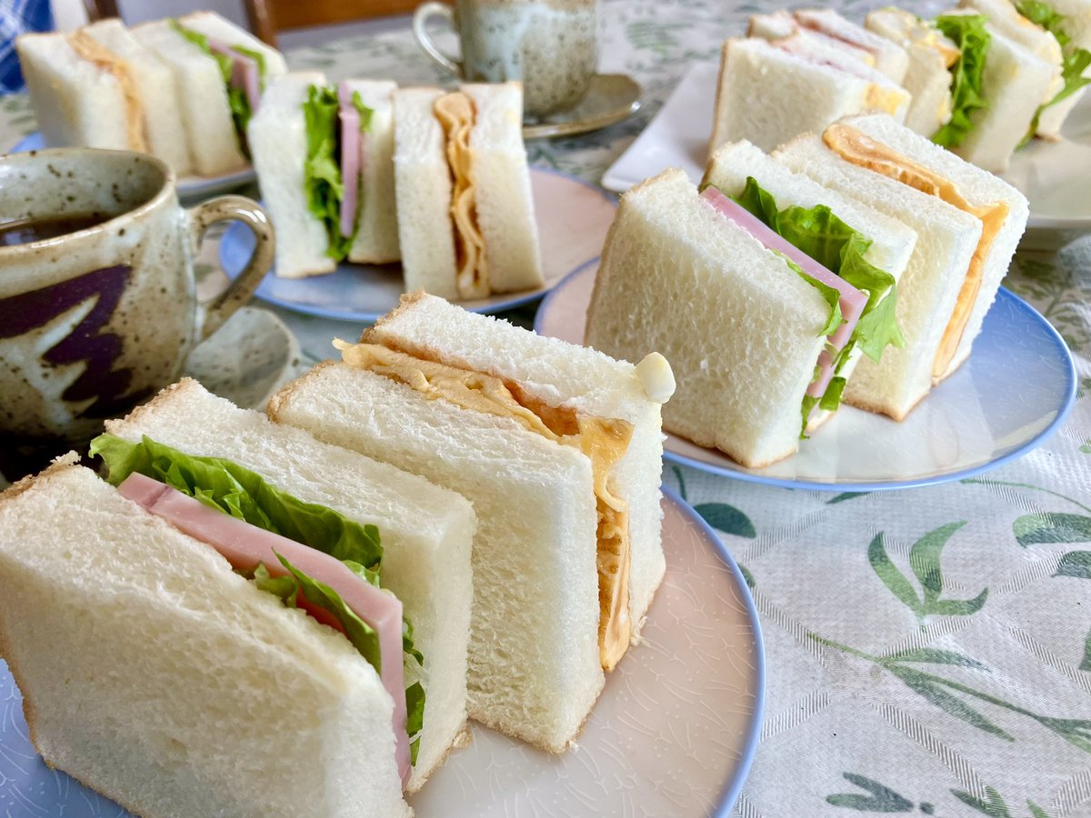 chibiimo's tweet photo. おなす店長の出張ランチ♪
今日はおなすの実家へ🚗
なすパパとなすママもびっくり🥪
みんなで美味しくいただきました🍀
#おうちごはん　#おうちランチ　#おうちカフェ　#おうちモーニング https://t.co/1boiSQ6o4e