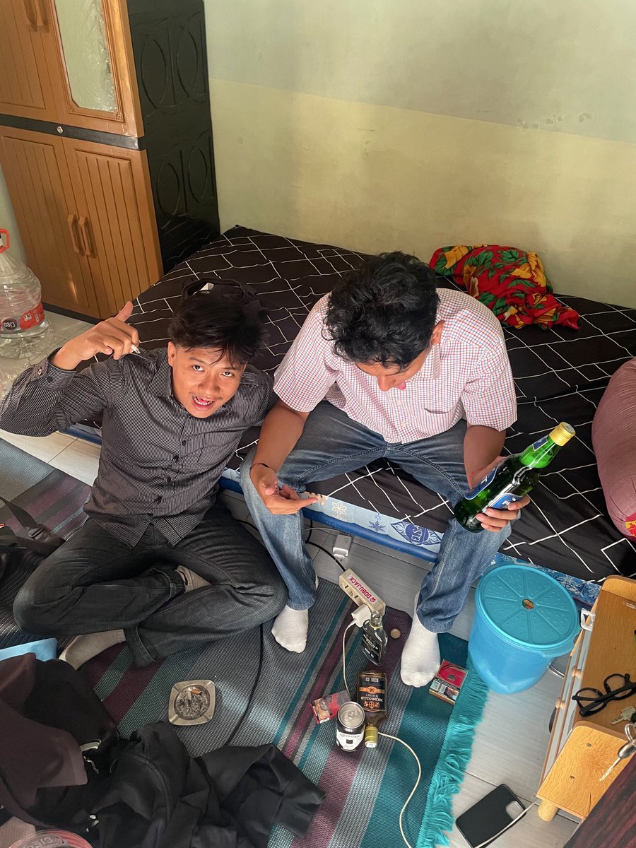 Nathanhuuu's tweet photo. lelaki yang merayakan dengan bir dan sedikit alkohol https://t.co/0WuuiWO5tA