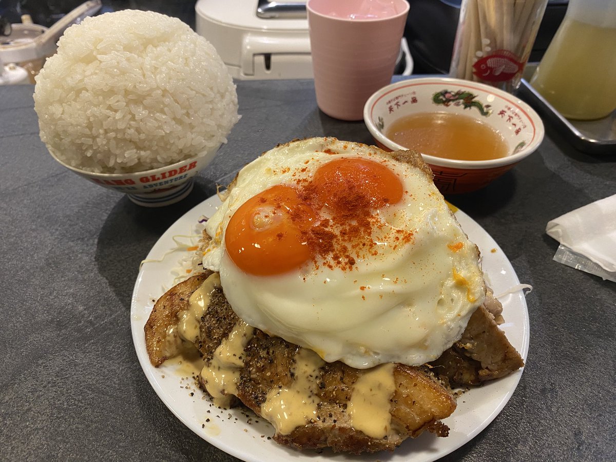 hide79644697's tweet photo. 大阪  中津

ミートくんの間借り食堂

チャーシューエッグ定食
～厚切りチャーシューガリマヨがけ～
目玉ダブル
ご飯大盛り

２回目の来店Ψ( 'ч' ☆)
残り2組に滑り込んだ
マンガ盛りあざます🤤🍚🍚🫶🍚🍚🤤
半熟の黄身にダイブしてオンザライス
箸止まらんねぇ

#ヒロのぶらり飯 https://t.co/IeGhSAKgH1