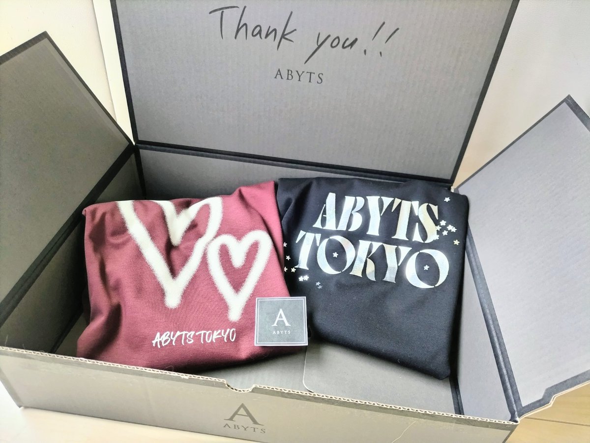 chord_18's tweet photo. #ABYTS 新作Tシャツ、我が家にも届きました🫶🏻 これで #ABYTS のTシャツはちょうど10着に！このすべすべ生地に慣れちゃうと、他のTシャツが着れない…🫠
STAR LOGOの方、生地が同じすべすべだけど若干厚い気がする！銀箔プリントするには厚さが必要だったのかな？キラッキラで本当にかわいい🥺💫 https://t.co/dipYOXIeiR