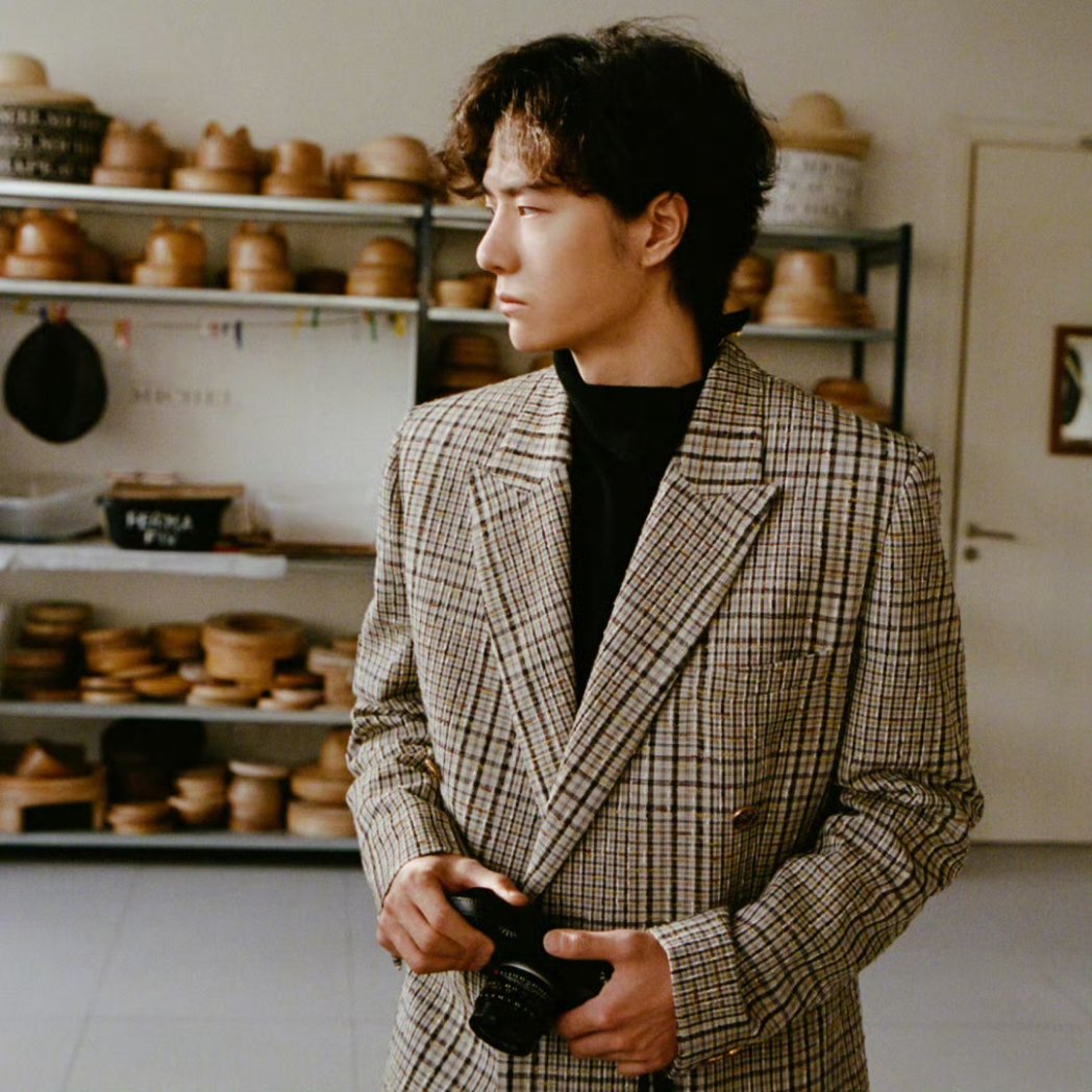CnYibo's tweet photo. Wang Yibo explores the craftsmanship of the CHANEL 2026 Métiers d’Art collection.

At Paris’s le19M ateliers, he discovers the artistry and savoir-faire celebrated by CHANEL’s annual Métiers d’Art collection, honoring the master craftsmen at the heart of the House’s creations. https://t.co/mNTmWqR8aZ