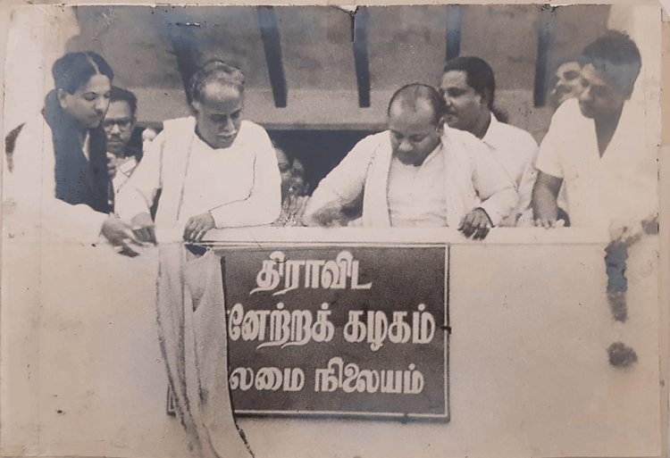 SiluvaM_'s tweet photo. இந்த மாறி பொய்களை உடைங்கன்னு எவ்வளவோ கெஞ்சி பார்க்குறோம் 💔
நடந்த மாறி தெரியல ..

ஒரு கட்டத்துல பொய்களை உடைங்கன்னு சொல்றவங்களும் அமைதி ஆகிடுவாங்க அவங்க சக்திக்கு முடிந்தளவு களமாடிட்டு 

திமு கழகம்  🥺 https://t.co/LuPpxNxUww