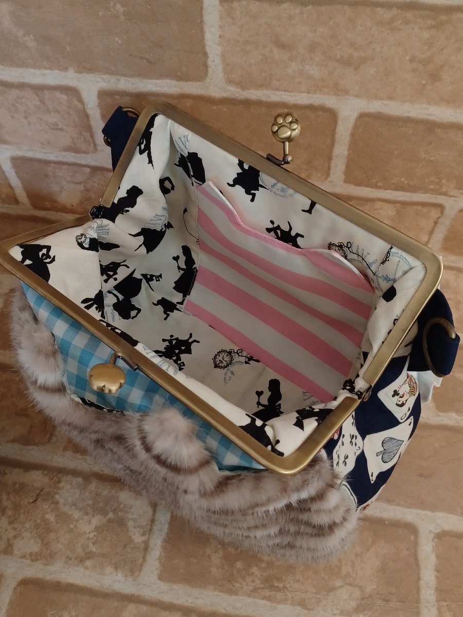 timeroman_doll's tweet photo. がま口ポシェット（アリス＆チェシャネコ）　￥13,200（税込） https://t.co/xG8IyKPrvH