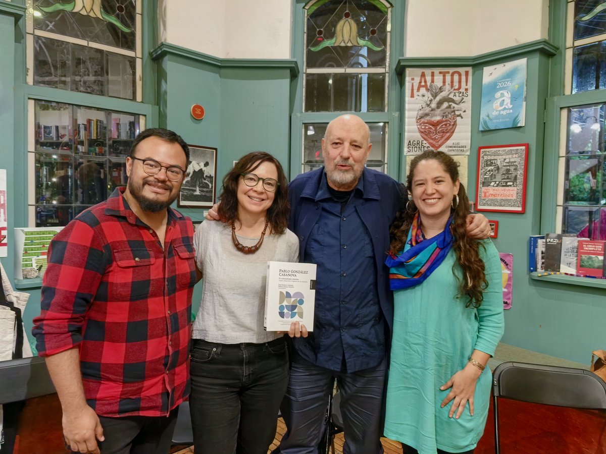 RaulRomero_mx's tweet photo. Casa llena en @volcanalugarcom, en la presentación de "Pablo González Casanova. El colonialismo interno: origen, desarrollo y vigencia de un concepto" .

¡Gracias! https://t.co/dS7HRatnwe