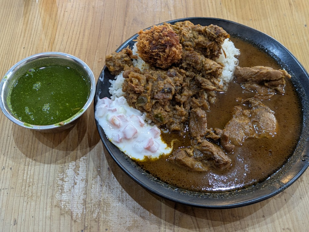 simotoma's tweet photo. waccaさんでチキンカレーにラムキーマとグリーンカレー、岩中豚のメンチをトッピング。変わらずの美味しさ。揚げ物まで美味しいのは反則だと思う https://t.co/HYrXVki0yx