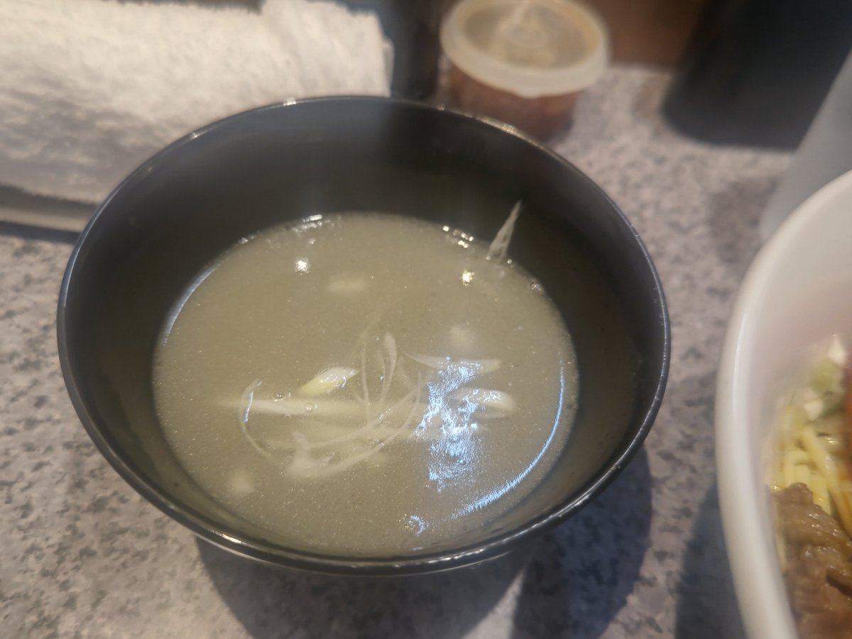 glare2525's tweet photo. ラーメン宮郎＠蒲田

９周年限定
冷やしネギ塩牛タン
かおちの手作りアイス

９周年おめでとうございますm(_ _)m

牛タン旨いし細麺に絡んだカエシとネギも最高🎵
スープも温まるし
牛タンラー油で味変はガラッと表情変わってこれまた旨い‼️

宮元さん、藤原さん、かおちゃん
ご馳走様でした┏⁠○ https://t.co/KO33YhkIaI