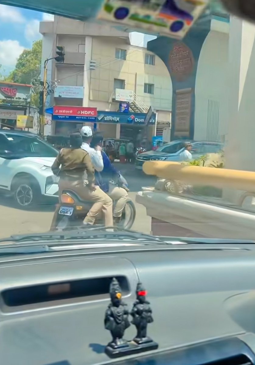 RahulOness's tweet photo. When a common citizen breaks a traffic rule, the fine is immediate. When those responsible for enforcing the law appear to break the same rule, who takes action? The law cannot have two different standards. #OneRuleForAll #TrafficRules @DGPMaharashtra @MumbaiPolice https://t.co/WEEyijkSOr