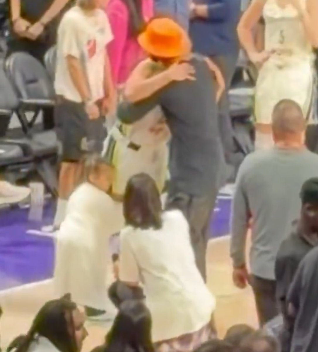 thirsteaaa_'s tweet photo. the daughter hugging her leg 😩😩🥹 https://t.co/B3XPTkbdqK