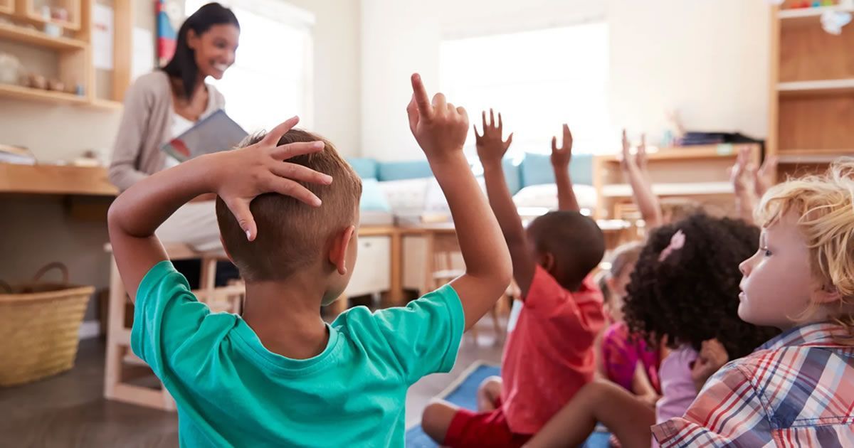ESLKidStuff's tweet photo. Great article for ESL kids teachers!😄 
Top 10 tips for using classroom readers in ESL kids lessons 
How can we effectively use readers when teaching ESL kids lessons? What are some great reading tips? 
https://t.co/oBaWayK7jx https://t.co/k3VR4lc3BK