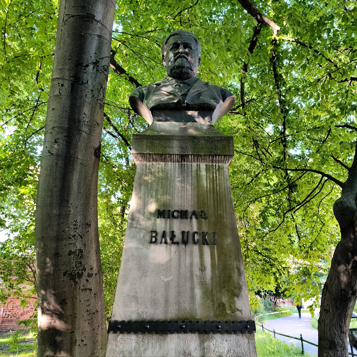 PKoslex's tweet photo. Pomysł upamiętnienia pisarza MICHAŁA BAŁUCKIEGO pojawił się zaraz po jego samobójczej śmierci w październiku 1901 r. na Błoniach, gdzie strzelił sobie w skroń. Wygląd pomnika był krytykowany przez historyków sztuki, którzy twierdzili, że jest on za ciężki w kompozycji całości. Podczas renowacji monumentu odkryto w okolicach piersi Bałuckiego ślad po kuli, będący następstwem strzałów odannych przez czerwonoarmistów w 1945 r.
@krakow_pl
