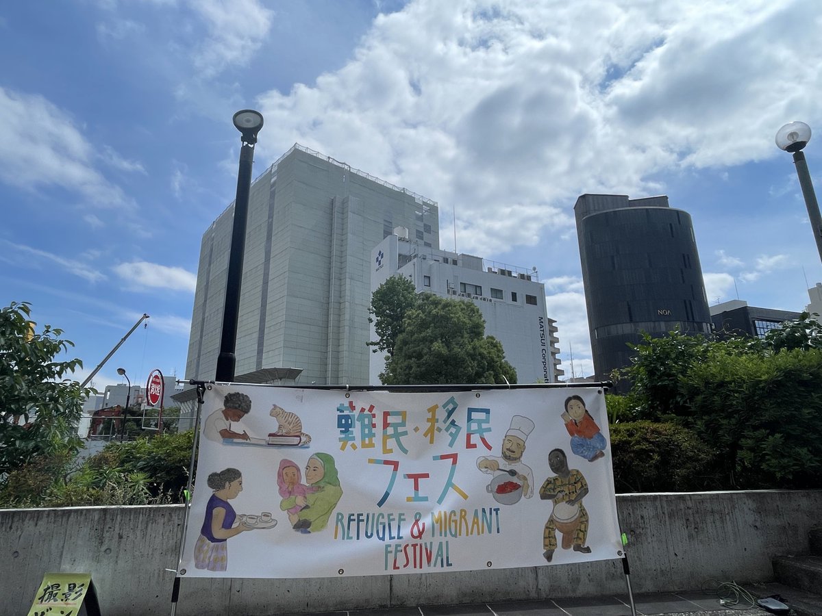 tsuchitoteto's tweet photo. 難民・移民フェス@聖アンデレ教会 にいます！人がいっぱいでうれしい！色々な国籍の人がこうして交われる場所があって、ごはんもおやつも美味しい！私はウガンダのピラウとスリランカのパンを買いました🥖
卓志雄さんの「違いは間違いじゃない」という言葉が暖かく素敵だった。本日、16:30まで。ぜひ🙌 https://t.co/RoXzQPjjTm