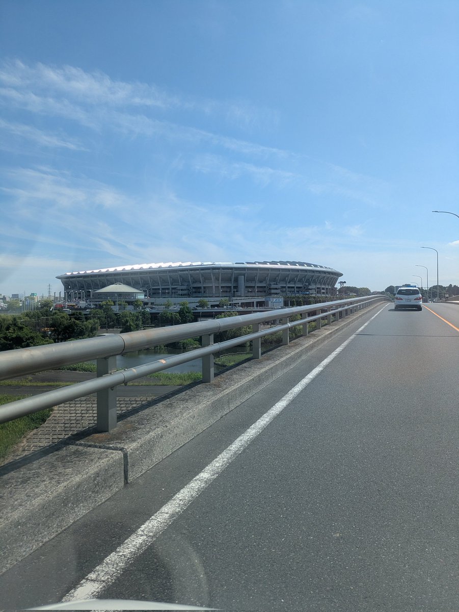 kippy0215's tweet photo. 聖地 日産スタジアムが
見えた！！！

🅿️に車停めて
テクテクするね🇫🇷✨

も少し待っててね🍀🐥 https://t.co/bB3gims9Wj