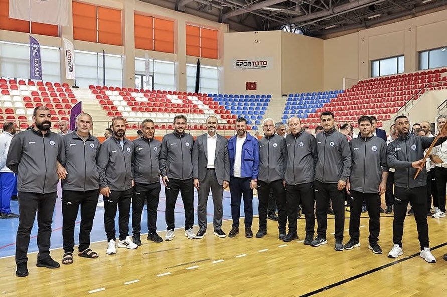 MutluTurkmen's tweet photo. 🏆 Burdur Mehmet Akif Ersoy Üniversitesinin ev sahipliğinde gerçekleştirilen Üniversiteler Personel Spor Oyunları Futbol Müsabakalarında üniversitemizi başarıyla temsil eden sporcularımızı ve takım sorumlumuz Ömer Karahasanoğlu'nu tebrik ediyorum.

Sahada gösterdikleri mücadele, takım ruhu, centilmenlik ve kurumsal aidiyet duygusuyla Bayburt Üniversitesinin adını en güzel şekilde temsil ettiler.

Üniversitemizi gururla temsil eden tüm personelimize teşekkür ediyor, başarılarının devamını diliyorum. ⚽🏆