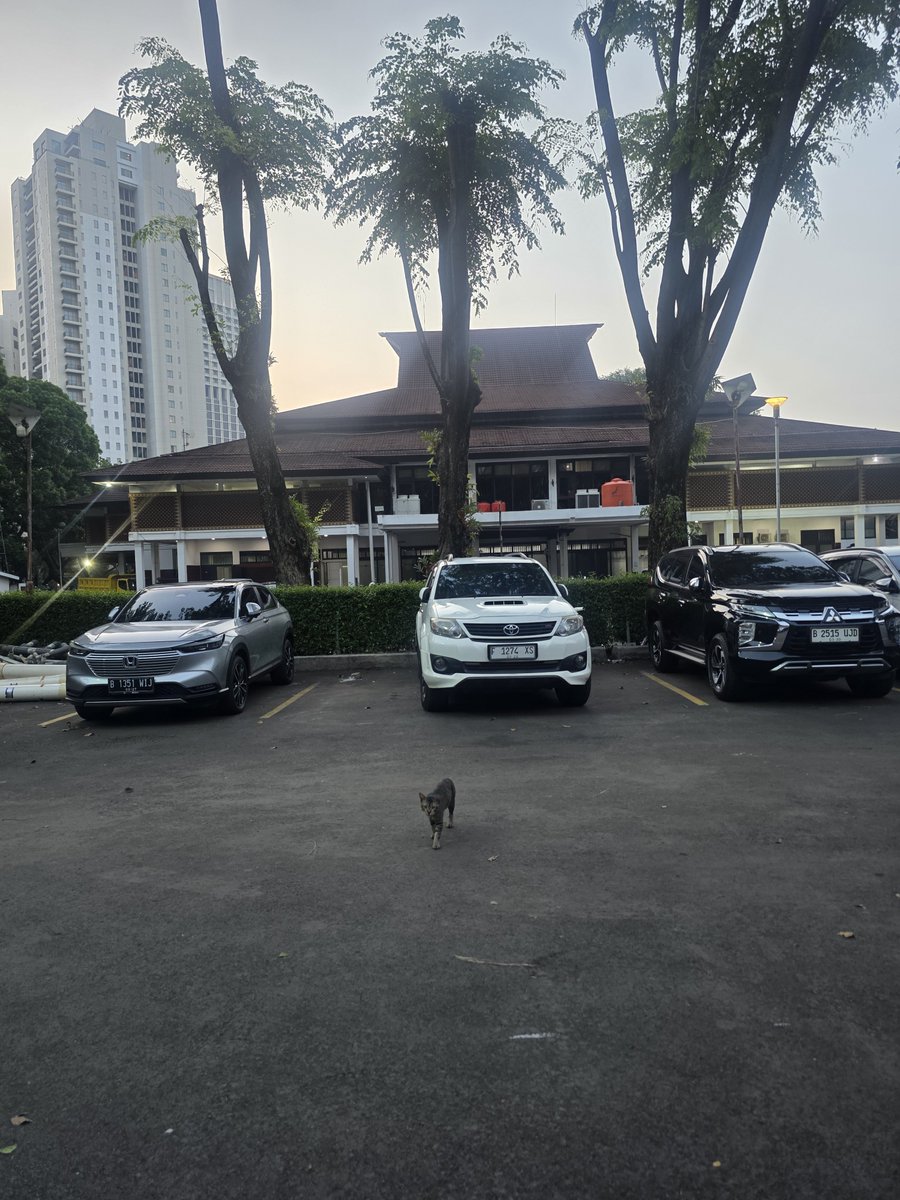 janumustopa's tweet photo. parkiran artotel senayan. GBLK https://t.co/caP5IR7fSt
