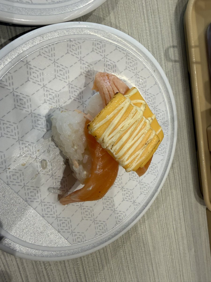 Aim_Gaming01's tweet photo. はま寿司、オープンしてまだ間も無い店舗でこのレベル。

炙りも炙ってなさすぎる。

チーズ食べに来てるわけじゃねえんだよな。 https://t.co/vWwXABozWn