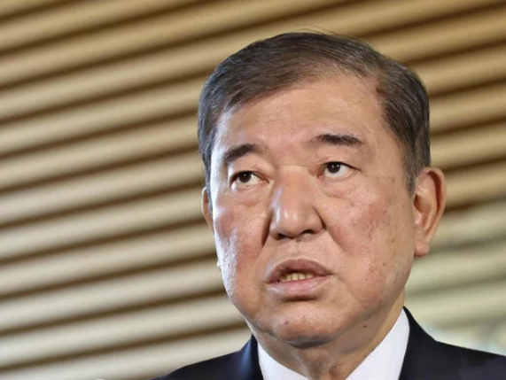 hoshusokuhou's tweet photo. これはヒドイ！
石破茂、国旗損壊罪に「刑罰あまり正しくない」

実は石破茂は2011年、自民政調会長として、高市早苗政調副会長（当時）が提出した国旗損壊罪法案を党内で了承させ、記者会見で自ら積極的に説明・推進していた。

2011年当時の条文案「日本国に対して侮辱を加える目的で、国旗を損壊し、除去し、又は汚損した者は、２年以下の懲役又は２０万円以下の罰金に処する」

それが今になってこれ！言ってること真逆じゃねーか