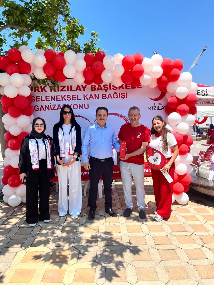 tcbasiskele's tweet photo. Kaymakamımız Dr. Soner ŞENEL, Türk Kızılay Başiskele Şubesi tarafından düzenlenen 3. Geleneksel Kan Bağışı Organizasyonuna katılarak vatandaşlarımızla bir araya geldi. https://t.co/GooZ4THGVb